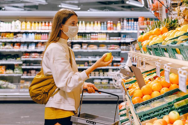 Maske im Supermarkt tragen